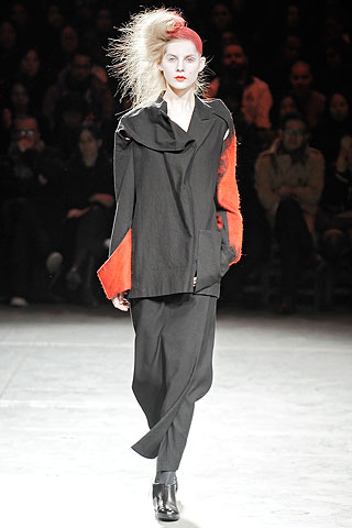 Chaqueta combinada negro rojo falda larga recta Yohji Yamamoto
